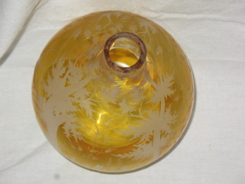 Vaso a sfera in vetro ambrato di Boemia decorato con animali e paesaggi forestali XIX secolo
