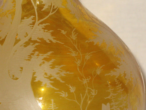 Vaso a sfera in vetro ambrato di Boemia decorato con animali e paesaggi forestali XIX secolo