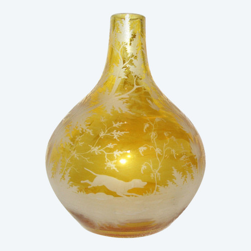 Vase boule en verre de Bohème ambre à décor d'animaux et paysages de forêts époque 19ème