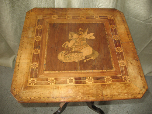 Tavolo con piedistallo a treppiede Carlo X in intarsio decorato con Saint Michel, inizio XIX secolo