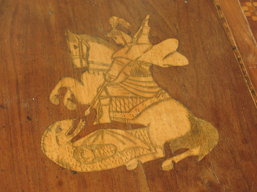 Tavolo con piedistallo a treppiede Carlo X in intarsio decorato con Saint Michel, inizio XIX secolo