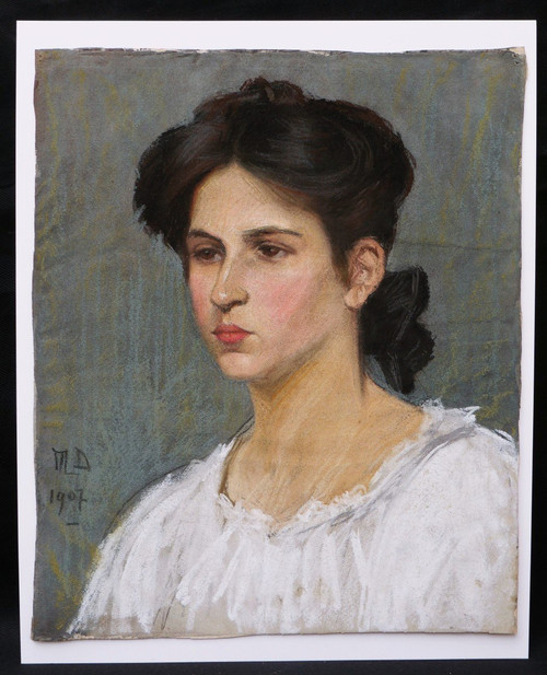 Marguerite DUBOIS de PACÉ, Porträt einer jungen brünetten Frau in einem weißen Hemd