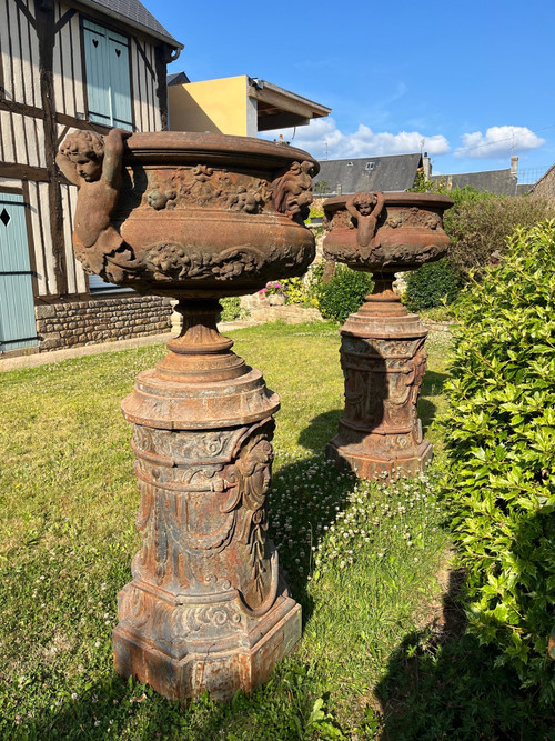 Pair of cast iron vases and columns Val d'Osne 19th century