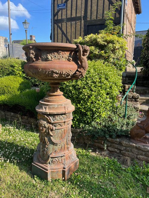 Pair of cast iron vases and columns Val d'Osne 19th century