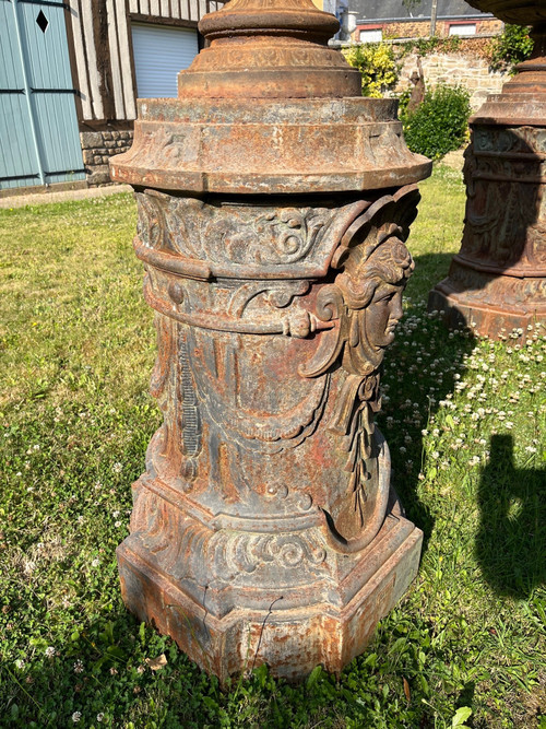 Pair of cast iron vases and columns Val d'Osne 19th century
