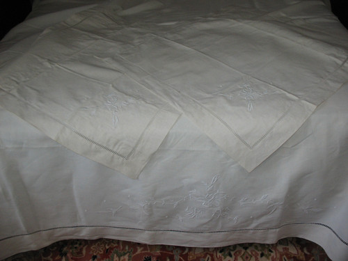 Large embroidered sheet and its 2 pillowcases in white embroidery and days d: 240 x 315 cm th. early 20th