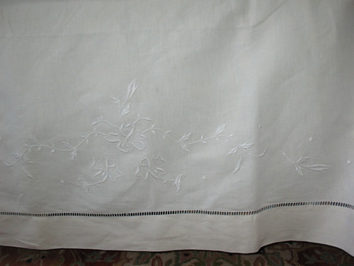 Large embroidered sheet and its 2 pillowcases in white embroidery and days d: 240 x 315 cm th. early 20th