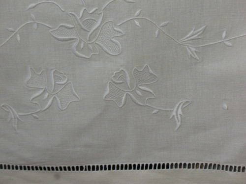 Large embroidered sheet and its 2 pillowcases in white embroidery and days d: 240 x 315 cm th. early 20th
