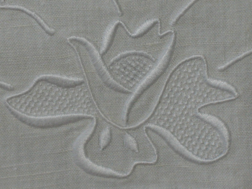 Large embroidered sheet and its 2 pillowcases in white embroidery and days d: 240 x 315 cm th. early 20th