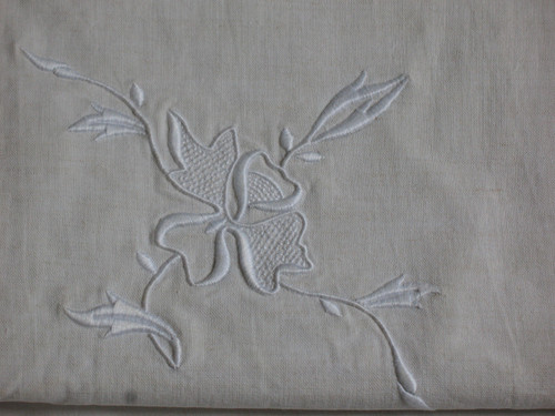 Large embroidered sheet and its 2 pillowcases in white embroidery and days d: 240 x 315 cm th. early 20th