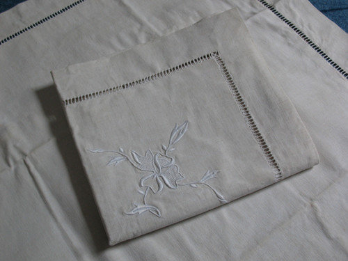 Large embroidered sheet and its 2 pillowcases in white embroidery and days d: 240 x 315 cm th. early 20th