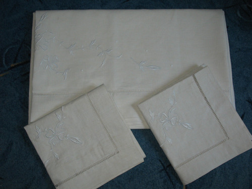 Large embroidered sheet and its 2 pillowcases in white embroidery and days d: 240 x 315 cm th. early 20th
