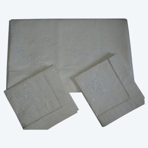 Large embroidered sheet and its 2 pillowcases in white embroidery and days d: 240 x 315 cm th. early 20th