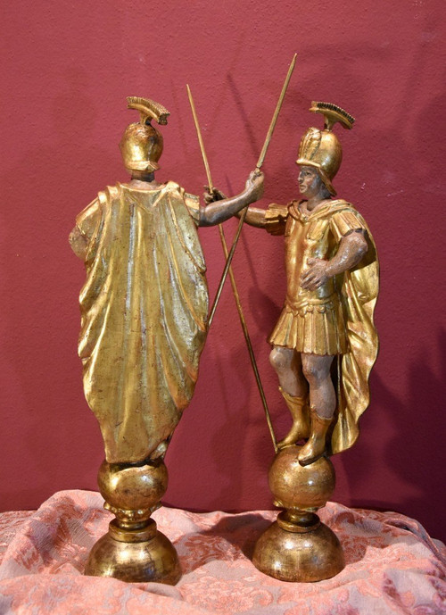 Coppia di soldati romani in legno dorato, Roma XVIII secolo