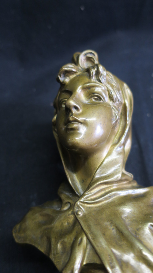 Bronze bust, return from a ball