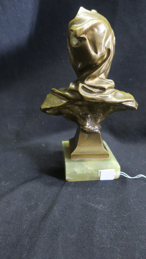 Bronze bust, return from a ball