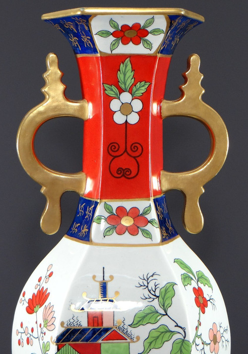 Manifattura Creil Et Montereau, anni '20, Vaso in fine terracotta con decori di ispirazione giapponese.