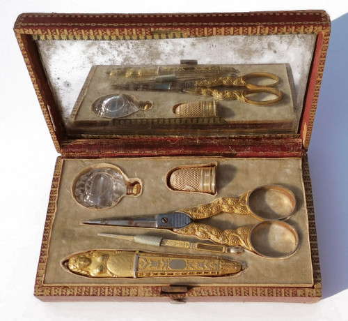 Kit da cucito in oro di inizio '800 con decori antichi