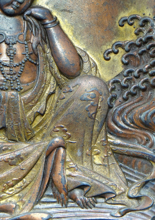Japon, Fin Du XIXème Siècle, Coupelle En étain Doré à Représentation De Kwan Yin. 
