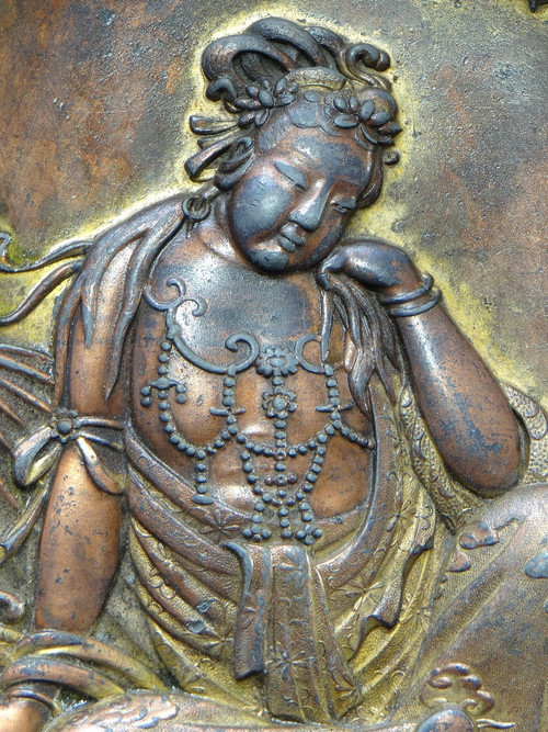 Japon, Fin Du XIXème Siècle, Coupelle En étain Doré à Représentation De Kwan Yin. 