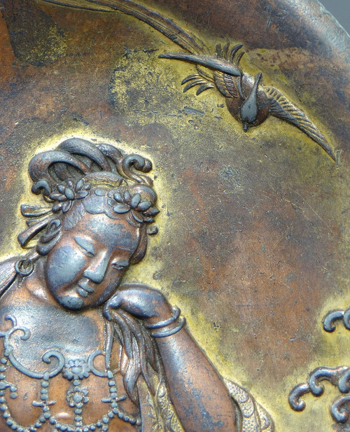 Japon, Fin Du XIXème Siècle, Coupelle En étain Doré à Représentation De Kwan Yin. 