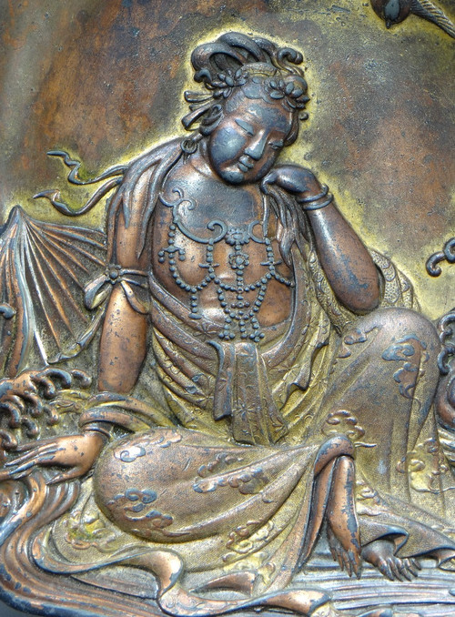 Japon, Fin Du XIXème Siècle, Coupelle En étain Doré à Représentation De Kwan Yin. 