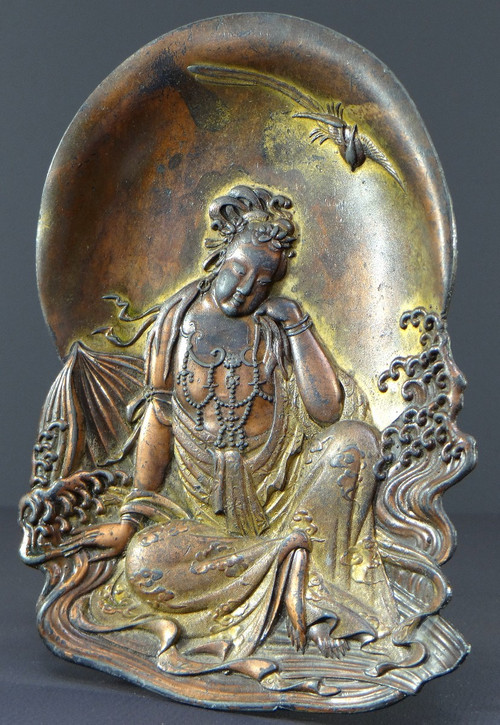 Japon, Fin Du XIXème Siècle, Coupelle En étain Doré à Représentation De Kwan Yin. 