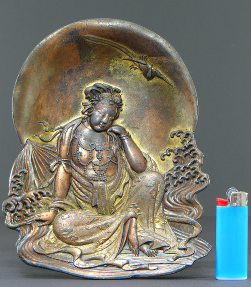 Japon, Fin Du XIXème Siècle, Coupelle En étain Doré à Représentation De Kwan Yin. 