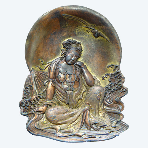 Japon, Fin Du XIXème Siècle, Coupelle En étain Doré à Représentation De Kwan Yin. 