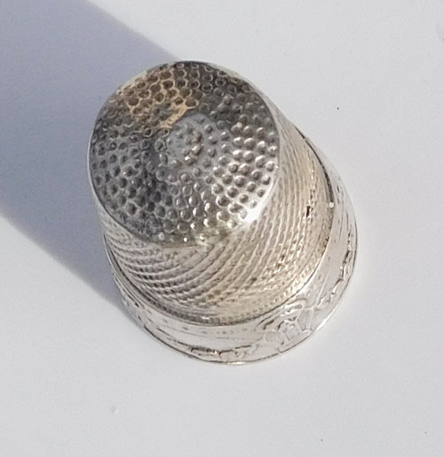 Set da cucito in argento con ago e faretra della fine del XIX secolo