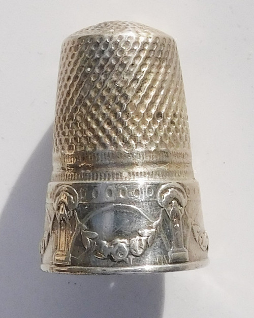 Set da cucito in argento con ago e faretra della fine del XIX secolo