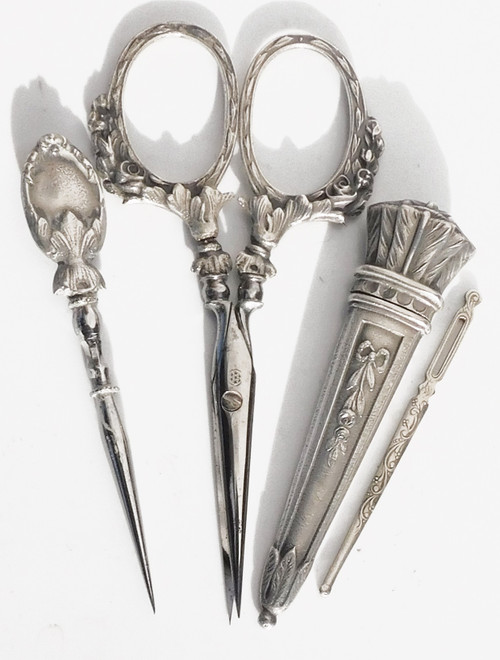 Set da cucito in argento con ago e faretra della fine del XIX secolo