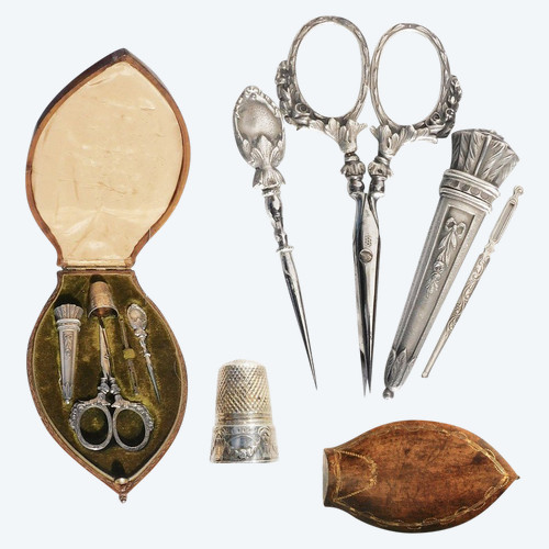 Set da cucito in argento con ago e faretra della fine del XIX secolo