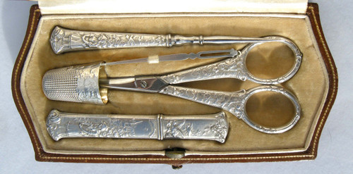 Set da cucito in argento Art Nouveau "La laitière et le pot au lait" (La lattaia e il bricco del latte) fine XIX secolo