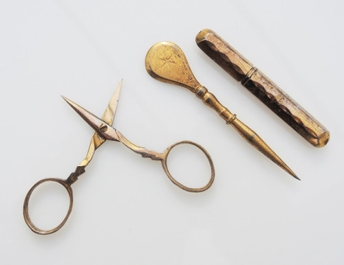 Sewing set in a late 18th-early 19th-century enamelled case