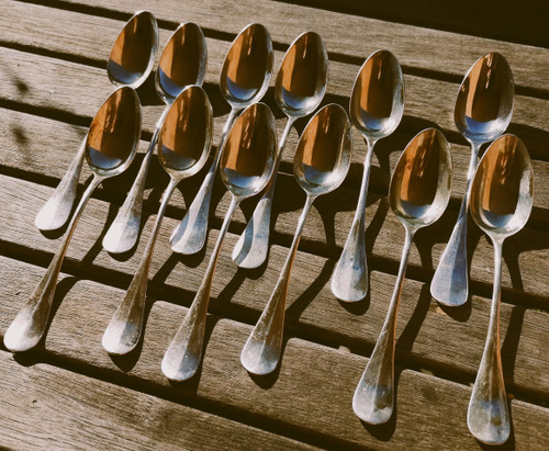 12 cucchiaini da caffè in argento massiccio modello "baguette" con medaglione e figure minerve orafe Veuve Théodore succ. Ravinet d'Enfert
