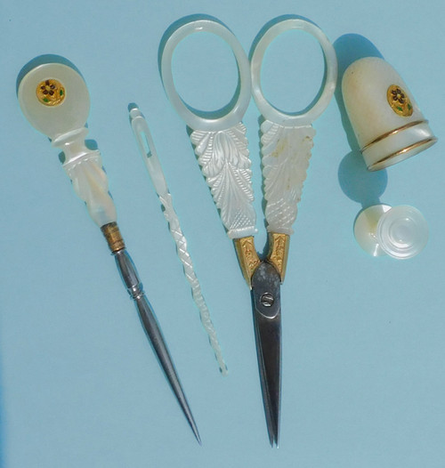 Sewing kit 19th century Scissors antique thimble NACRE PALAIS ROYAL