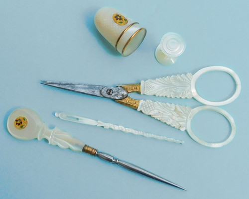 Sewing kit 19th century Scissors antique thimble NACRE PALAIS ROYAL