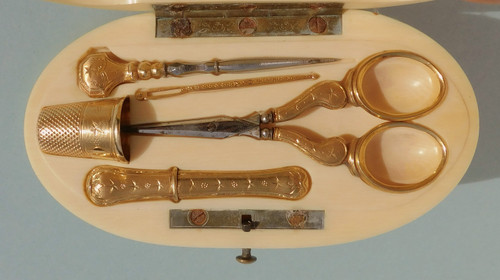Scatola d'avorio con monogramma del kit da cucito d'oro con aquila e marchio di garanzia