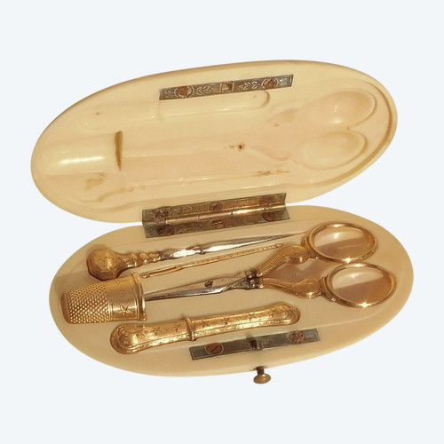 Scatola d'avorio con monogramma del kit da cucito d'oro con aquila e marchio di garanzia