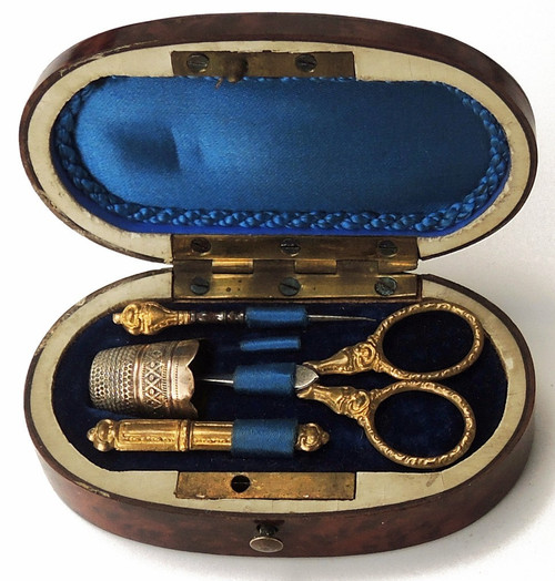 Kit da cucito in miniatura Scatola in legno intarsiato, XIX secolo Lente d'ingrandimento