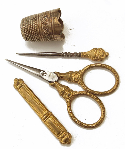 Kit da cucito in miniatura Scatola in legno intarsiato, XIX secolo Lente d'ingrandimento