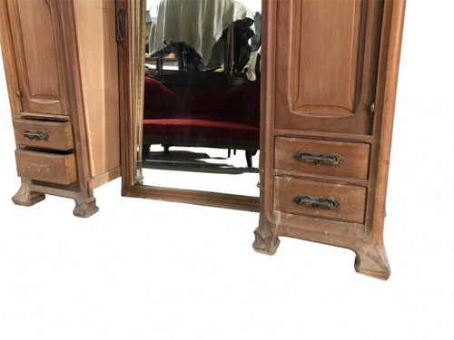 Ensemble d'une chambre à coucher avec un lit plus une armoire Art Nouveau 