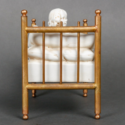 Miniatura a biscotto su letto in bronzo dorato. Fine XIX secolo