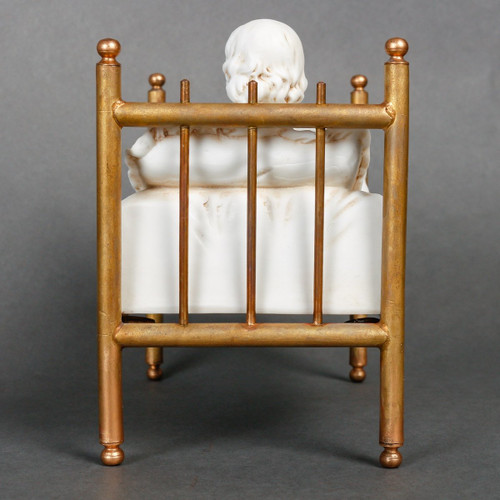 Miniatura a biscotto su letto in bronzo dorato. Fine XIX secolo