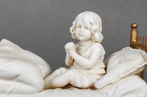 Miniatura a biscotto su letto in bronzo dorato. Fine XIX secolo
