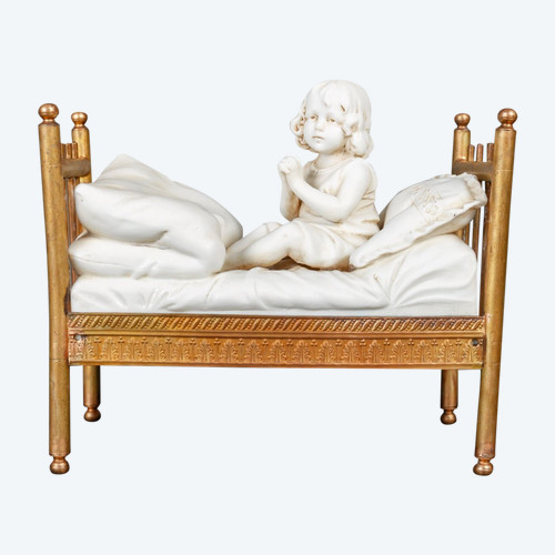 Miniatura a biscotto su letto in bronzo dorato. Fine XIX secolo