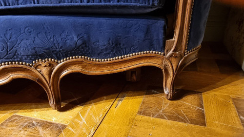 Alkovenbett im Louis XV-Stil und geprägtem Samt. Mitte des 19. Jahrhunderts.
