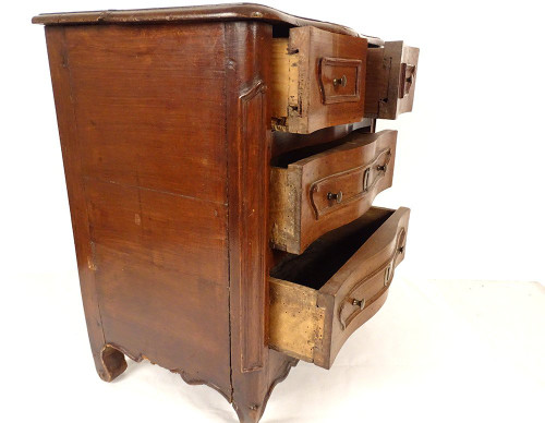 Petite Commode de Maîtrise Louis XV Noyer Sculpté Miniature XVIIIème Siècle