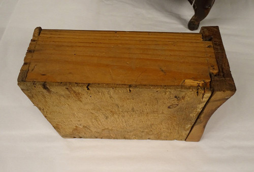 Petite Commode de Maîtrise Louis XV Noyer Sculpté Miniature XVIIIème Siècle